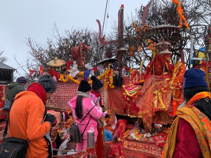 मेची राजमार्ग अवरुद्ध हुँदा पाथीभरा आउने भक्तजन घटे 
